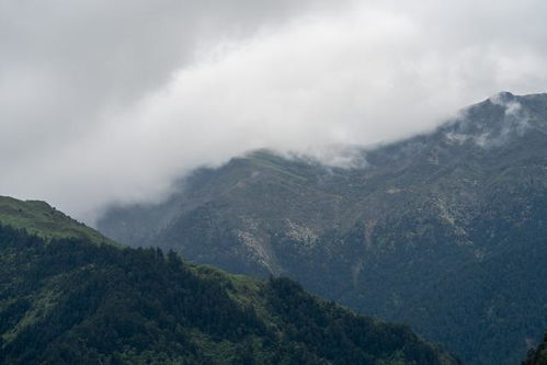 四姑娘山一游客疑因高反身亡，户外探险背后的风险谁来买单？