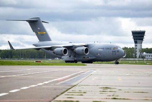 运20运输机在机场卸载援助物资