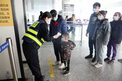 机场安检人员正在检查行李