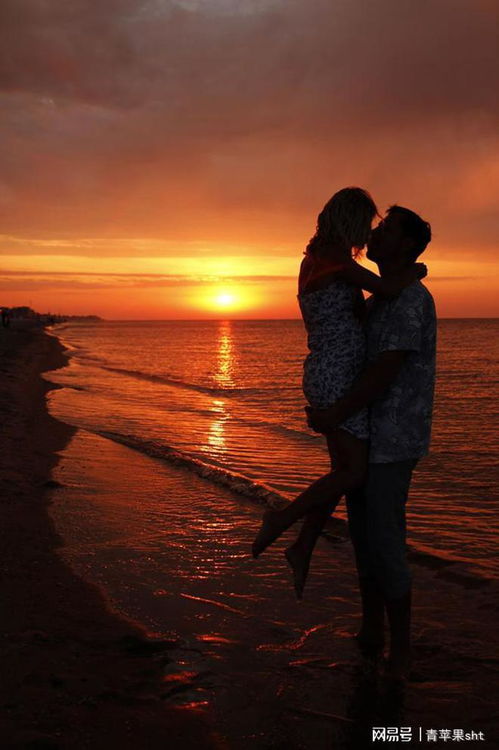两个女孩在夕阳下拥抱微笑