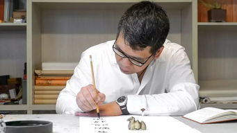 一个人坐在书桌前写作