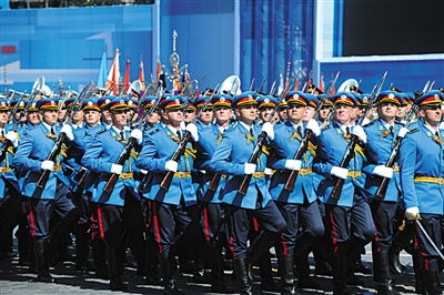 新闻周刊丨这一幕令人动容！中国仪仗兵和留学生合唱《歌唱祖国》同频落泪