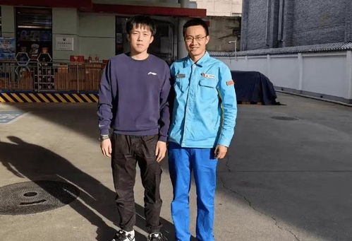 王楚钦与粉丝合影互动