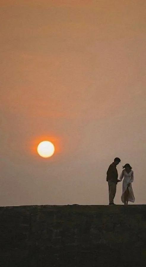 一位年轻人站在阳台上仰望夜空