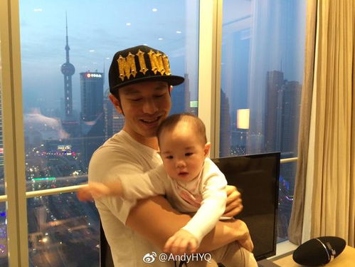 金龟子女儿娃娃抱着宝宝在阳光下微笑