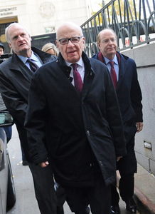 吹牛老爹在纽约法院外被押送