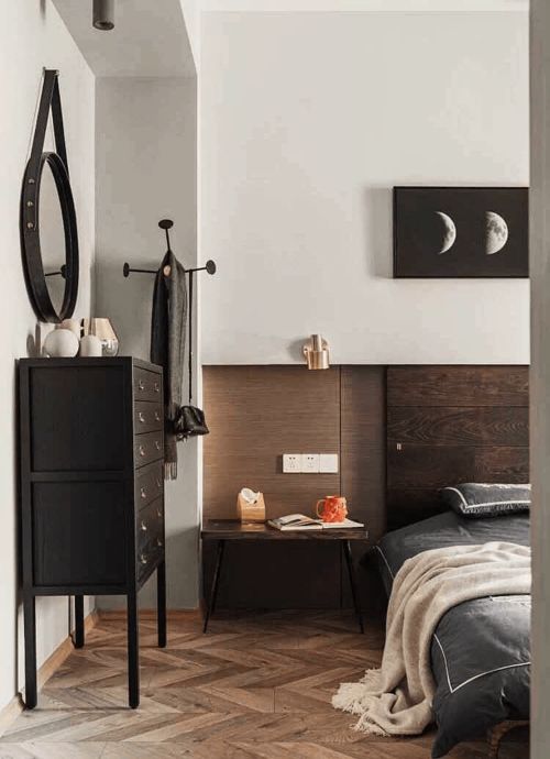 堆满衣服的卧室一角