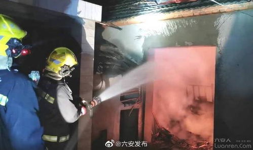 消防员扑灭火势