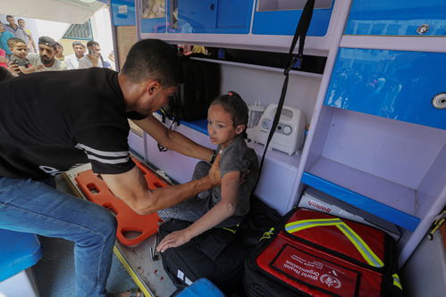 加沙地带儿童喝水