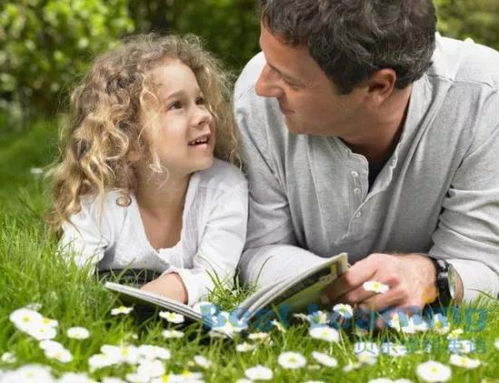 父母在家中陪伴孩子阅读和玩耍