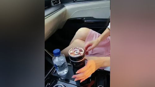 车内摆放香薰与水杯的桌面特写