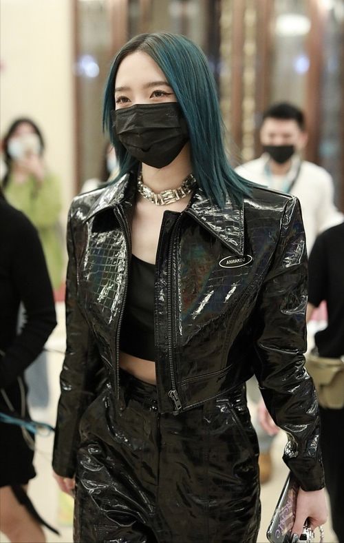 权志龙身穿黑色皮衣走在街头背影照<p style=