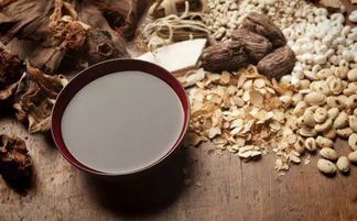 一个人正在服用中药