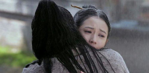 林澈和苏婉在雨中相拥