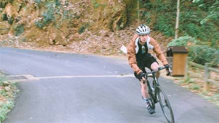 两个少年骑着单车在乡间小道