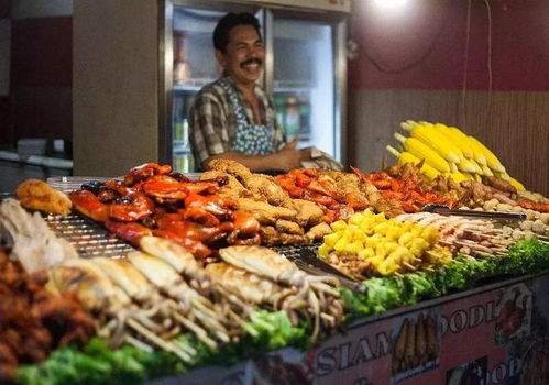 街头烧烤摊位顾客正在享用烤串场景图