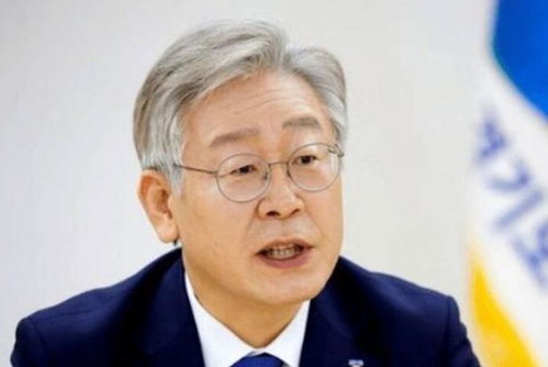 李在明向群众下跪致谢