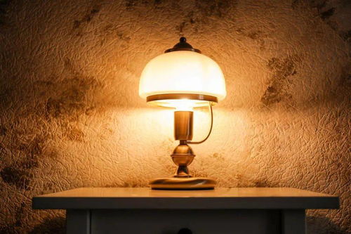 人们在夜晚使用电子设备影响睡眠的场景