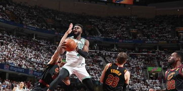 布朗在末节比赛中突破上篮