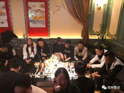 KTV包厢内女孩唱歌的画面