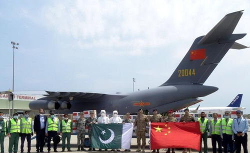 运20运输机降落在巴基斯坦机场
