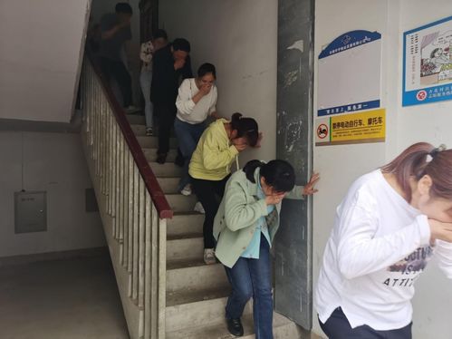 社区居民参加防灾演练