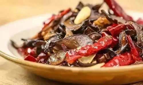 锅中翻滚的菌子和食材