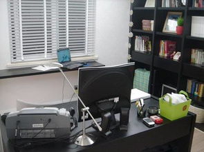 夜晚书桌前的笔记本和茶杯