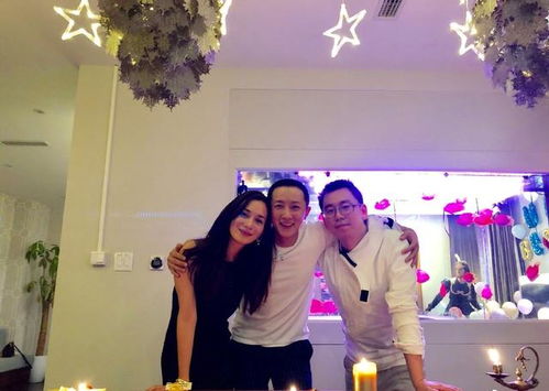 卢靖姗与韩庚一家三口合影<p>“以前我觉得妈妈不爱我，现在我知道，不是她不想爱，而是她也有她的无奈。”</p><p>现在的她，已经不再是那个渴望母亲认可的小女孩，而是一个温柔坚定的母亲。</p><br>\<h2 id=