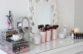 女性整理化妆台上的面膜产品