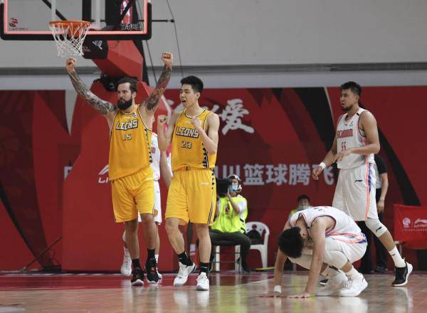 广厦球员在比赛结束后庆祝胜利