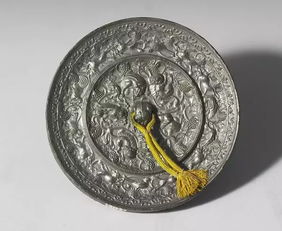 金色光芒从扇面射出击碎镜子