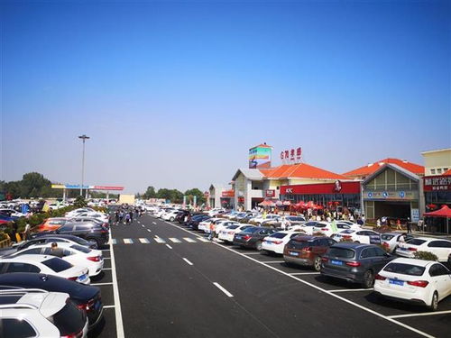 高速服务区停车场空旷场景