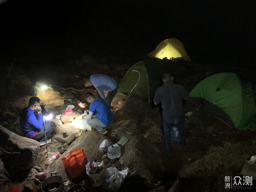 搜救队员在石谷解山区搜寻中