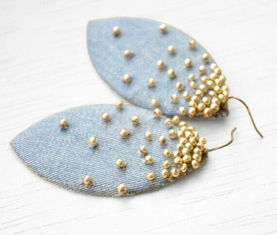 内画元素的文创小物件<p>这些小玩意儿不但价格亲民，还成了许多年轻人的日常搭配单品，传统文化就这样悄悄地走进了Z世代的生活。</p><h2 id=