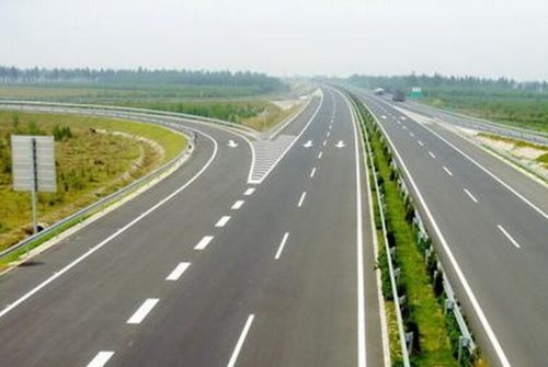 新能源商用车在高速公路上行驶