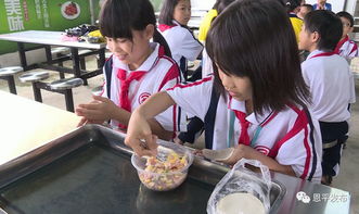 农村学校孩子们吃上热腾腾的营养午餐