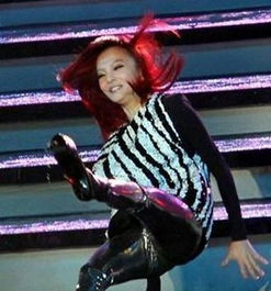 火裙舞表演突发意外，女演员商场惊险一幕！