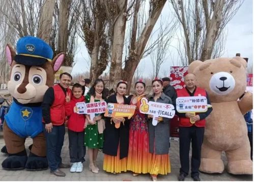 志愿者在街头发放网络辟谣宣传手册