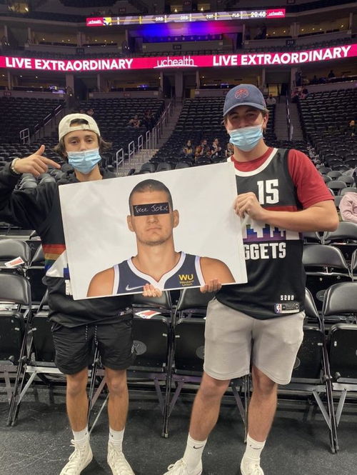 球迷举牌支持步行者