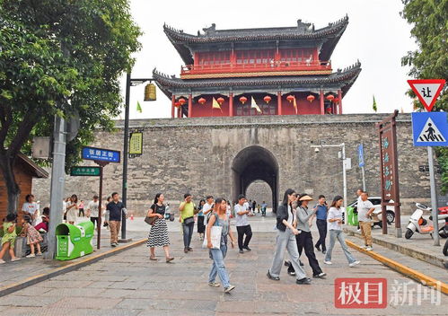 荆州古城墙与现代化城市的对比画面