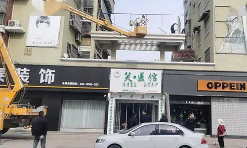 街道两旁多家关闭的门店