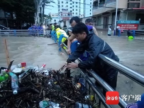 暴雨中居民合力排水