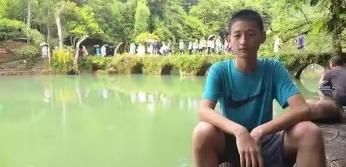 敬礼娃娃郎铮地震时照片