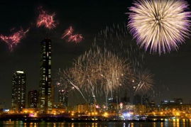 城市夜景下的神秘身影