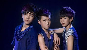 杨幂参加TFBOYS演唱会照片<p>这些看似普通的举动背后，其实反映了一个现象：在这个流量时代，明星与偶像之间的界限正在逐渐模糊，他们也会像普通人一样被音乐、影视作品所打动，也会因为一个舞台而热血沸腾。</p><p style=