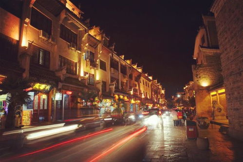 夜晚街角一位青年手持古扇静静站立