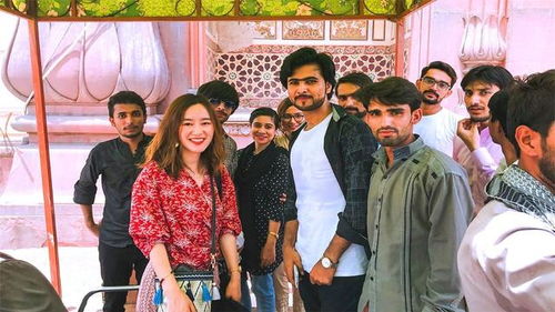 巴基斯坦街头中国游客与当地人合影