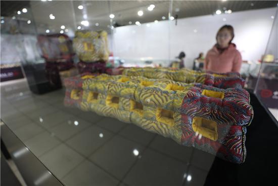 孩子们体验非遗手工制作<p>学生们亲手参与剪纸、刺绣、陶艺等非遗项目，不只是学习技艺，更是在心中种下文化的种子。</p><p>呼和浩特博物院也不甘落后，推出了如<strong>清乾隆花鸟纹套料瓶冰箱贴</strong>、<strong>铜掐丝花卉纹玻璃瓶复刻系列</strong>等产品，让文物不再只是博物馆里的摆设，而是走进了千家万户的日常生活。</p><h2 id=