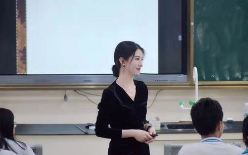 一位年轻女老师正在讲课